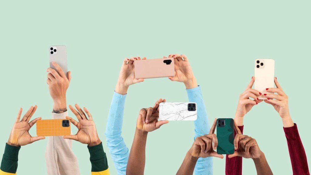 Plusieurs personnes photographient avec leur téléphone