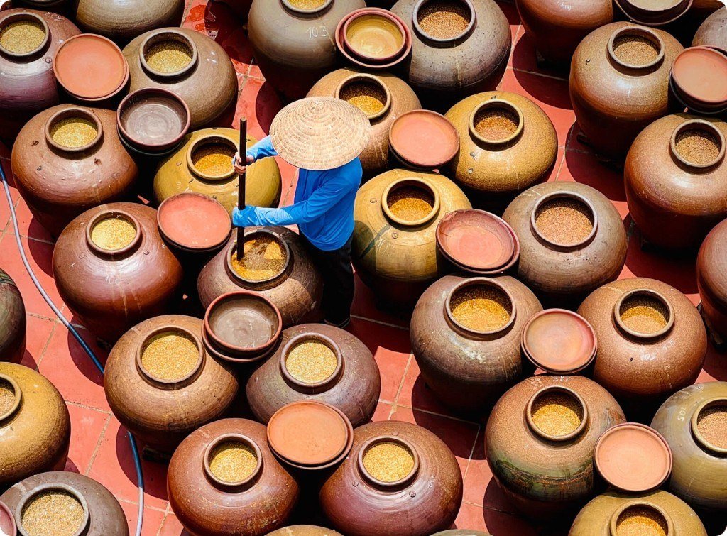 Scène artisanale vue de haut, motifs et lumière