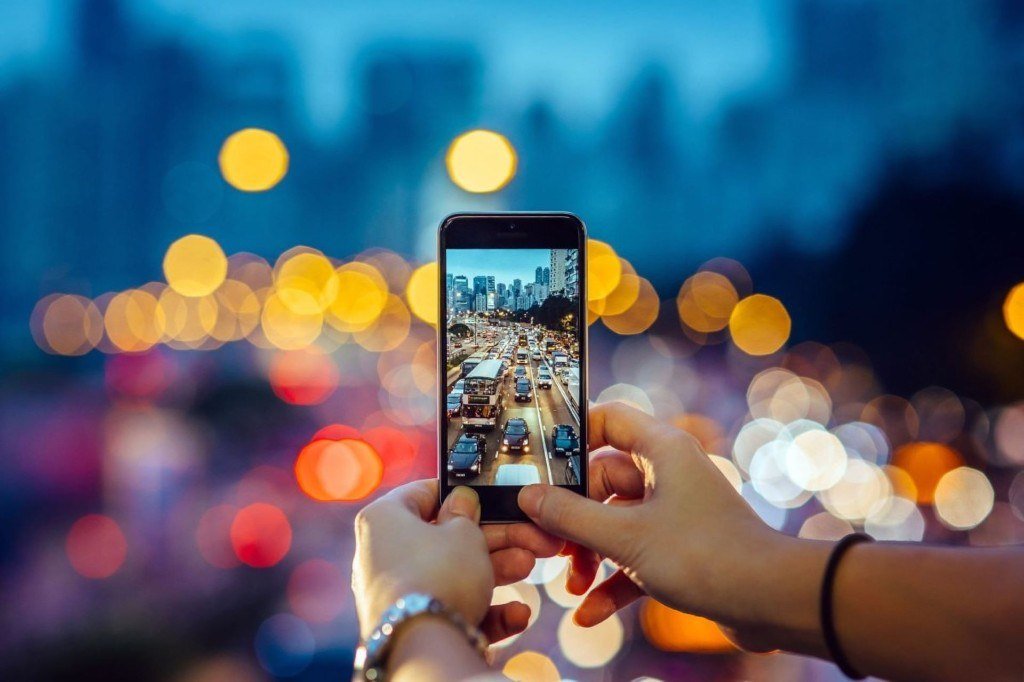 Photo urbaine nocturne au smartphone